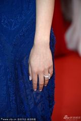 组图：名模刘雯戛纳走秀 低胸长裙秀高挑身材