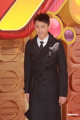 组图：TVB颁奖礼红毯 林峰着双排扣风衣帅气登场