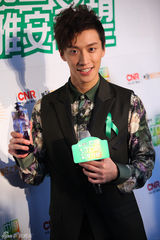 组图：TOP榜后台群星开心合照 奖杯似巨型针头