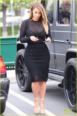 组图：卡戴珊网眼透视胸罩外露豪乳纤腰