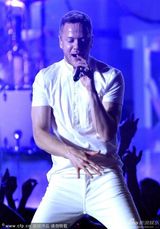 组图：Imagine Dragons四子激情献唱带动气氛