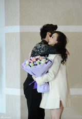 组图：45岁萧蔷与90后男子酒店密会 暧昧相拥