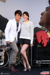 组图：吴亚馨拍吻戏调戏腼腆男 开火锅店圆梦