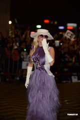 组图：Lady Gaga亮相香港 长裙裸背高跟抢镜