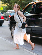 组图：沃特森白色连衣裙出街 下车飞奔秀美腿