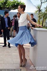 组图：女星埃尔塔着短裙起舞宛如梦露几近走光