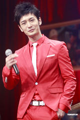 高清图：唐伯虎2京城首映 黄晓明红衣现身喜气洋洋