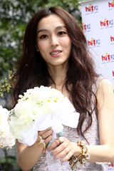 组图：范玮琪练习抛捧花 提前体验当新娘