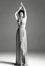 组图：陈数拍摄时尚杂志 长裙曳地展现精致侧颜