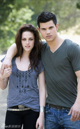 高清组图：《新月》票房大热 男女主角浪漫写真曝光