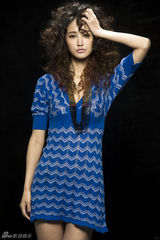 组图：张歆艺杂志大片掀欧美风 复古波浪卷凌乱时尚