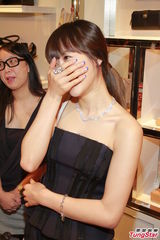 组图：f(x)队长宋茜柔美亮相　抹胸装性感可人