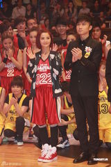 组图：古巨基变明星篮球队经理 阿sa为男友助威