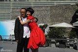 组图：于越宣传《我11》与王小帅街头拍搞怪写真