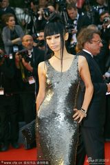 组图：白灵亮相戛纳红毯 妩媚银裙风骚露背