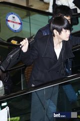 组图：f(x)少女时代Beast等亮相机场展休闲时尚风采