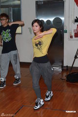 组图：Twins为演唱会彩排 表演嘉宾Boyz助阵