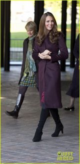 组图：凯特王妃独自出巡 优雅微笑接见民众