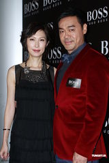 组图：杨千嬅大尺度性感秀美背 刘青云夫妇亮相