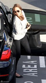 组图：皮特与朱莉情人节相聚伦敦 甜蜜护妻