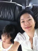 组图：小S晒与女儿合影 母女三人齐夸张做鬼脸