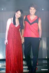 组图：吴克群发新专辑 单膝下跪示爱徐若瑄