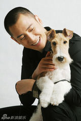 组图：韩栋与名犬拍时尚写真 展雅痞个性