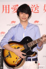 组图：严爵赠千万大礼为母庆生 另一半要孝顺