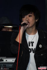 组图：陈威全情人节开唱 张芸京现身站台