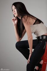 高清组图：韩国车模李美贤牛仔裤写真 线条优美