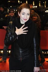 组图：《狂妈上路》首映 冰美人凯瑟琳贵气逼人