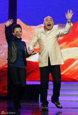 高清：张艺谋登台演小品 小沈阳孙红雷比腕力