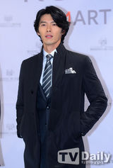 组图：玄彬出席签名会 黑西装尽显绅士风度