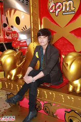 高清组图：金桢勋香港会粉丝 亲密拥抱送飞吻