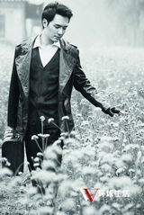 组图：冯绍峰再登杂志封面 演绎秋日游园惊梦