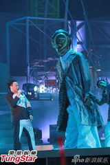 组图：陈奕迅开唱造型似黑山老妖 少说话多唱歌