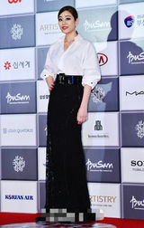 组图：金孝珍白衫配黑色蕾丝长裙亮相红毯