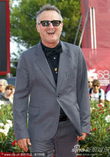 组图：《替代》首映礼 莎朗-塔尔蓝裙惊艳红毯