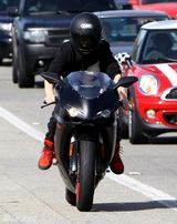 组图：比伯劲酷黑衣摩托狂飙 分手后兜风放松