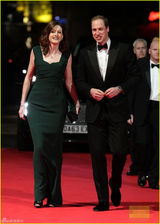 组图：威廉王子西装笔挺现身 谈笑风生未带凯特