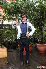 组图：王俊杰抵房发新片 情人节唱情歌遥祝老婆