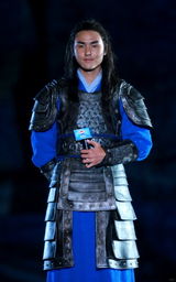 组图：阮经天着铠甲将军装出席某品牌发布会