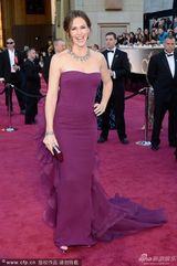 组图：詹妮弗-加纳紫色纱裙亮相华丽珠宝抢眼