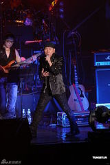 组图：赵传台北酷感开唱 与后辈萧敬腾同台拼歌