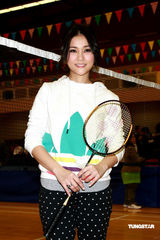 幻灯图：谢安琪飒爽运动装亮相 变身羽毛球健将