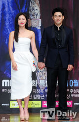 组图：河智苑宣传《奇皇后》抹胸裙红唇性感