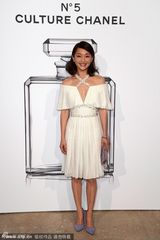 组图：周迅巴黎捧场名品秀 深V战衣低胸性感