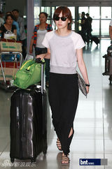 组图：韩星尹胜雅赴马来西亚拍写真 休闲装现身机场
