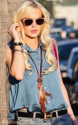 组图：林赛-罗韩金发亮相 牛仔装扮搭配高跟鞋