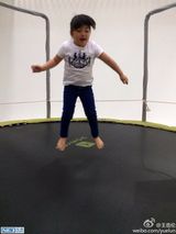 组图：王岳伦与友聚餐 王诗龄怀抱小宝宝萌态足